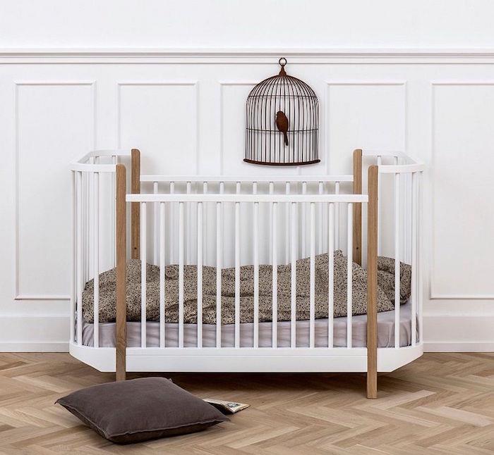 nuotrauka iš skandinaviškos medinės kūdikio lovos balto dizaino, švediški baldai vaikų kambariui