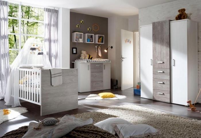 Beyaz duvarlar ve ahşap mobilyalarla donatılmış taupe duvar bölümü ile erkek odası için modern iç dekorasyon fikirleri