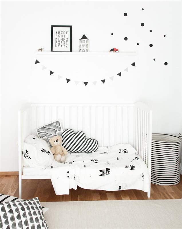 Skandinaviškai balta vaiko lovos nuotrauka su pusiau atviromis juostomis, skirtomis šiaurietiško stiliaus kūdikių kambariui