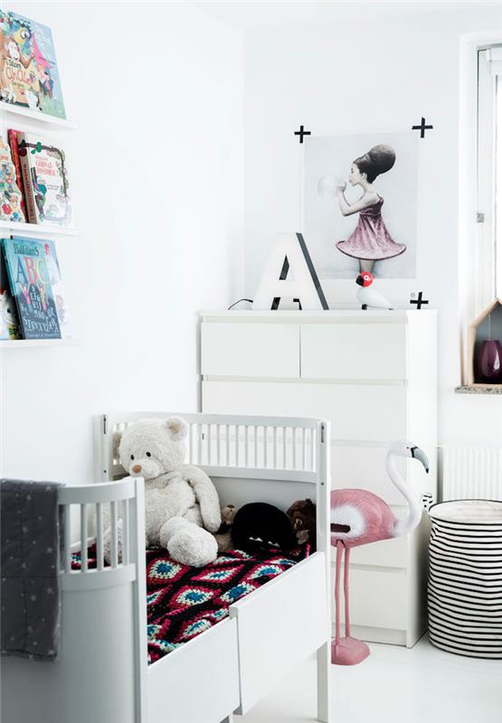 Skandinaviško kūdikio kambario dekoro nuotrauka su kabančia lova ir baltais baldais