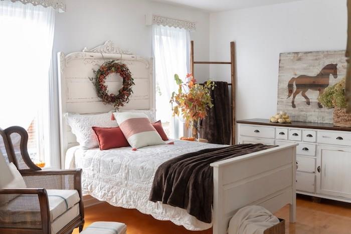 Miegamojo lova suremontuota balta spalva, atnaujinkite senus baldus moderniais, pritaikykite baldus spalvingiems dažams