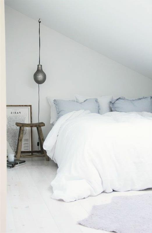 bela postelja-omarica-svetilka