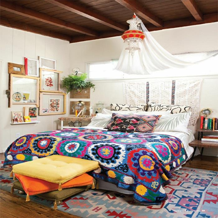 postelja in spalnica v boemskem stilu, azteška preproga, blazine z resicami, luč in bela streha