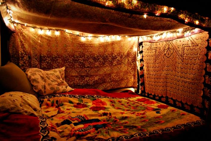 posteljni in etnični dekor, lahek venec, prijeten in eleganten prostor za počitek, pavljevo posteljnino