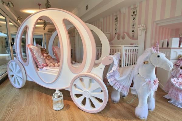 voziček-postelja-prostorna-in-očarljiva-dekliška soba