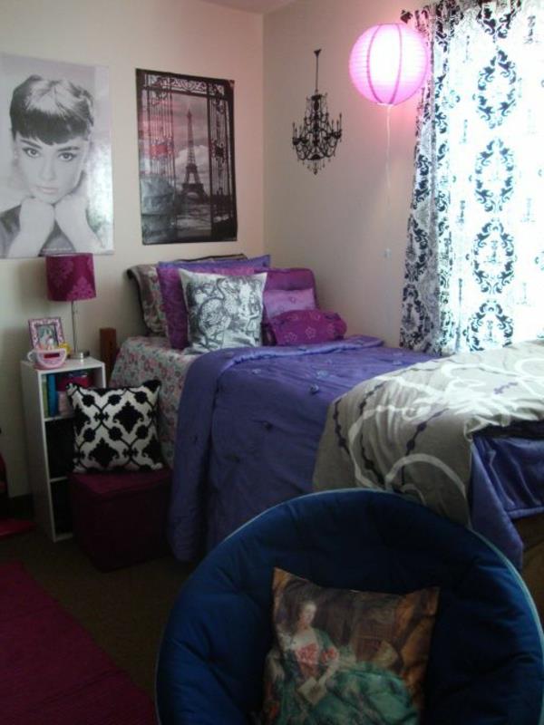 vijolična-svetilka-spalnica-postelja