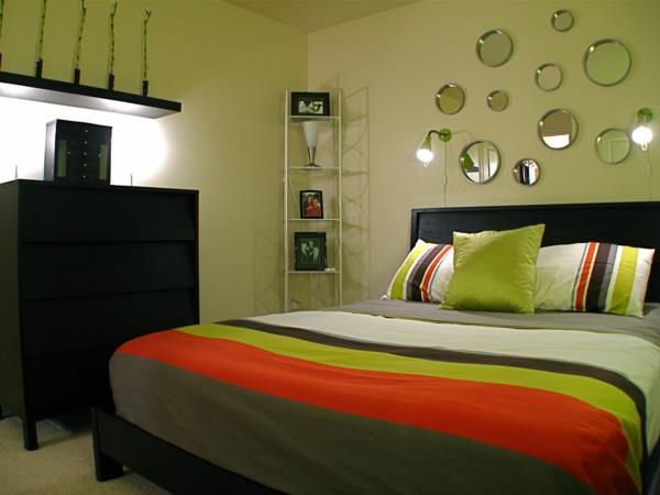 postelja-spalnica-zelena-majhne-blazine-odeja