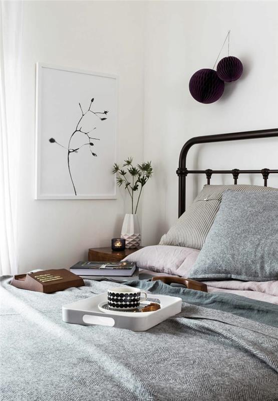 pilka lova, balti dažai ir balta vaza, kokonuojantis skandinaviško stiliaus miegamojo vaizdas