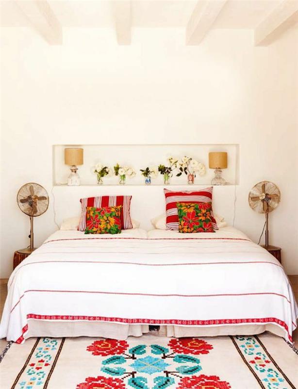 lovos pagalvėlės-karmino spalvos kilimas-balta-sienų-apdailos-siena