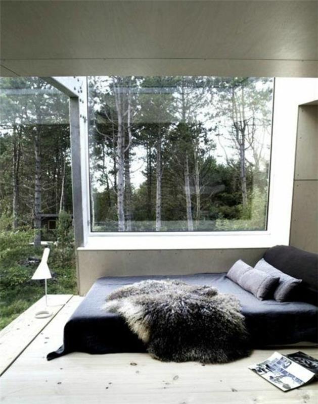 pigaus dizaino-lova-šviesa-medinė-grindys-siena-su-langai-dideli-langai-miegamasis