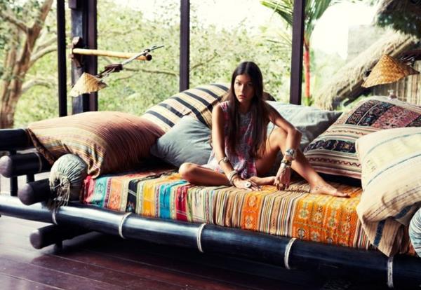 črno pobarvana bambusova postelja-zakonska postelja-za-na prostem