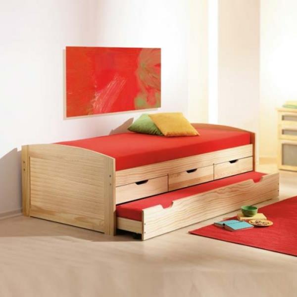 medinė lova ir apdaila raudonai