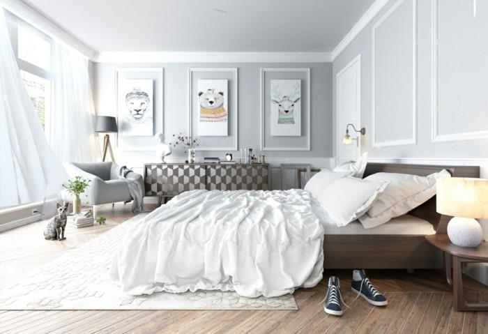 ruda-medinė-lova-su-balta-patalyne-pilka siena-dažų komoda su geometriniais raštais-šauniais dizainais-kabo ant sienų-pilka fotelis