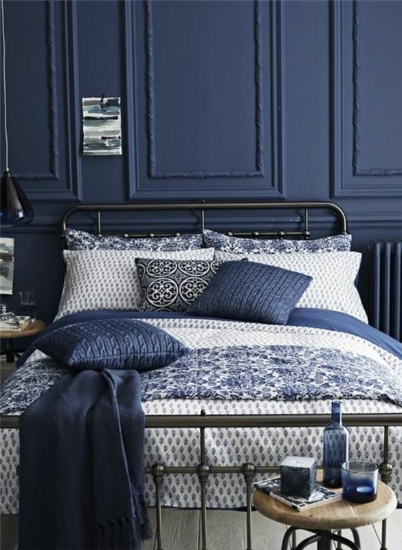 postelja iz kovanega železa-modra-bela-postelja-modra-leseno-parket-tla-modra-posteljna prevleka