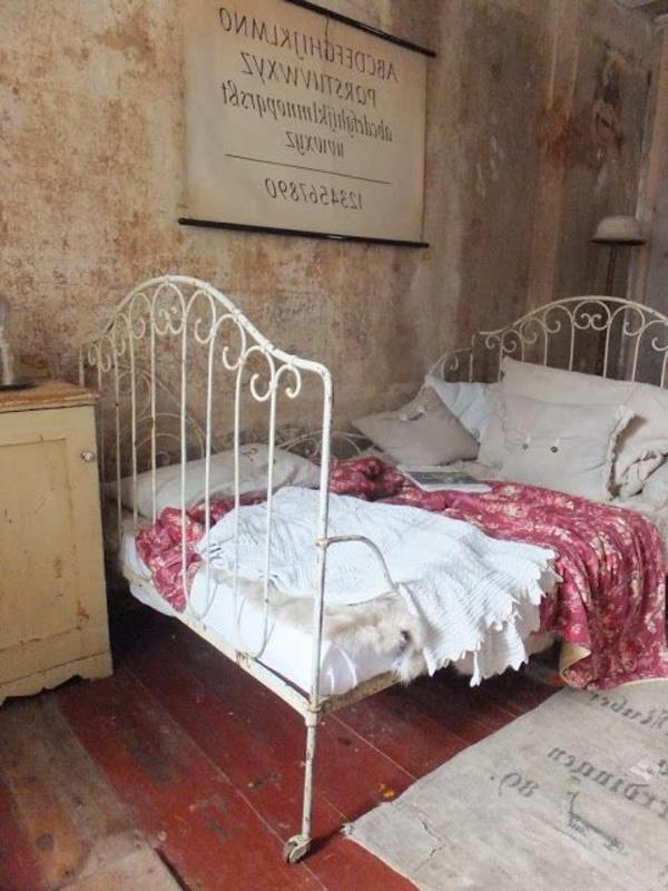 senovinė geležinė lova