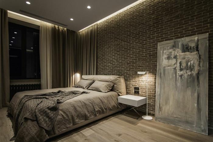 tuğla duvar, bej yatak, küçük beyaz komodin, modern zemin lambası, minimalist yatak odası mobilyaları