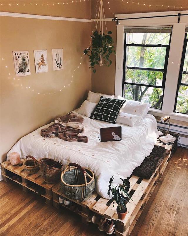 Lepo urejena spalnica tumblr, paletna postelja, okrasne superge, notranja hipsterska najstniška dekoracija spalnice, lahek venec na strehi