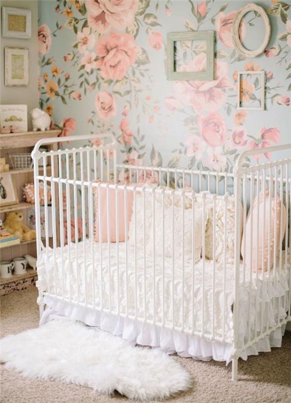 beşik ve çiçekli gül goblen ile kız bebek için oda
