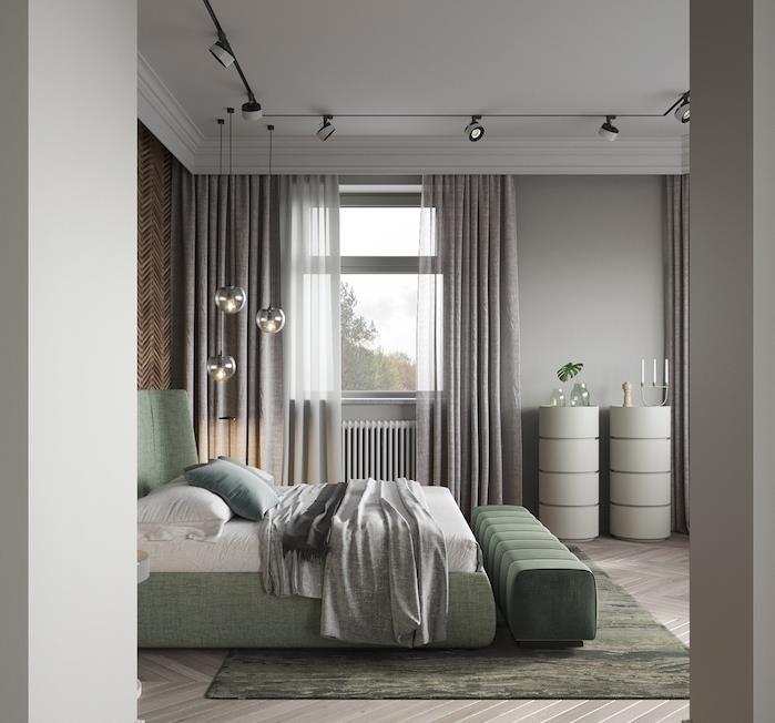 siv model spalnice za odrasle s sivimi zavesami in parketom iz svetlega lesa, posteljo v barvi celadon in na koncu postelje, stropno razsvetljavo z več svetlobami
