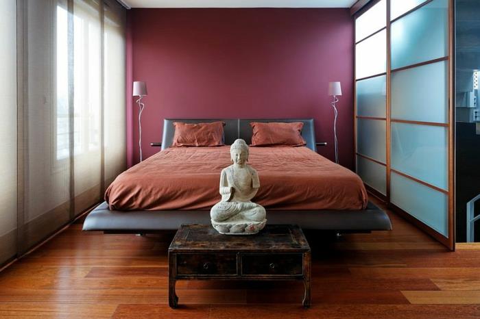 spalnica v azijskem slogu, kip Bude na vintage omari, japonska vrata
