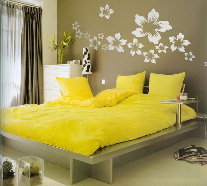 lova su platforma, geltonas čiužinys, originalus sienų dizainas, balta komoda