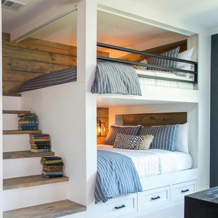 Dviejų vietų mezoninas, mediniai ir balti laiptai, dvi dviaukštės lovos