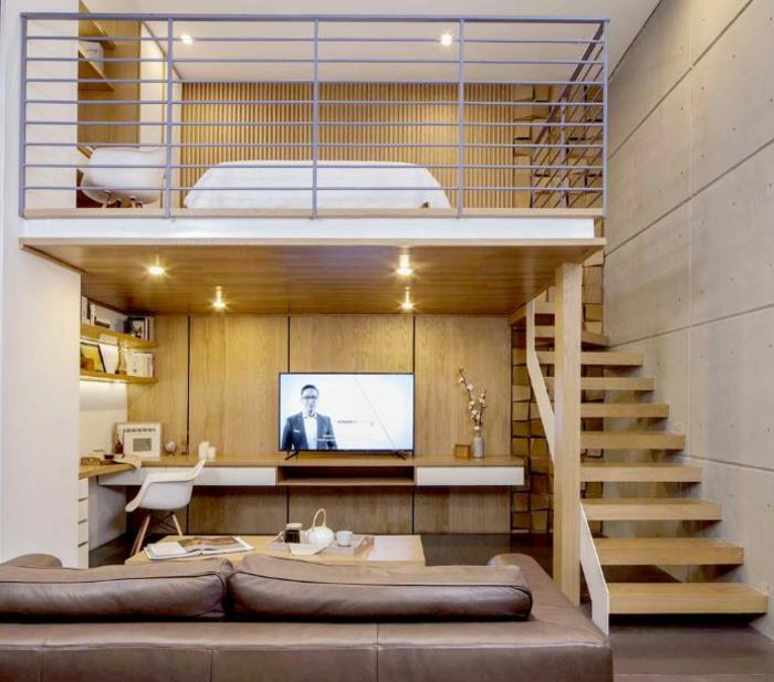 mezonino lova su rašomuoju stalu, maža svetainė su tarpine platforma, mediniai laiptai