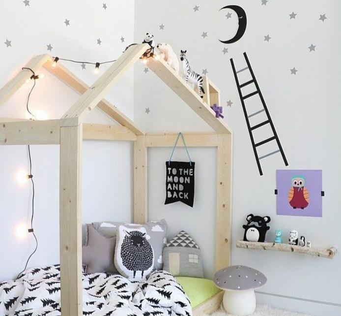 „Montessori“ miegamasis su medine „Montessori“ lova, „Maisonette“ tipai, balta lovos danga su juodomis eglėmis, balti sienų dažai, žvaigždžių dangaus lipdukai, mėnulis, pagalvėlės, maži žaislai