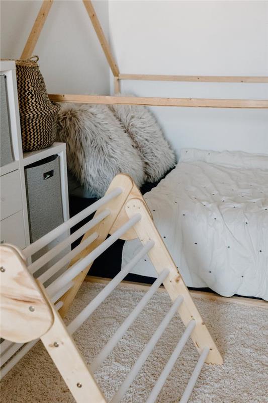 paprasta montessori lova su minkštomis pagalvėlėmis balto kilimo medžio stogo pavyzdys Skandinavijos lelijos vaikų kambarys