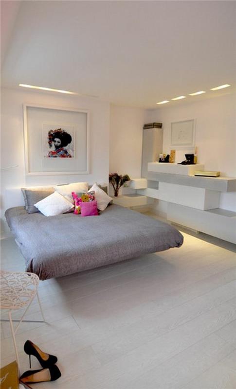 originali lova-miegamasis-grindys-su smėlio spalvos grindimis-baltos sienos-pigi-suaugusiųjų lova