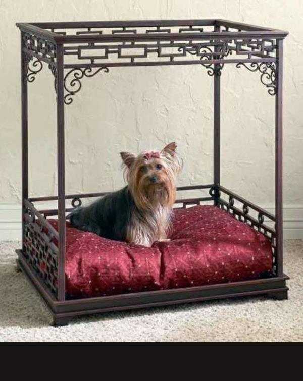 kalta geležis-šunų lova-stalas-transformuotas į lovą