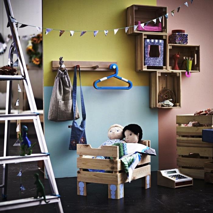 postelja za punčke v lesenem zaboju ikea, ideje za shranjevanje pohištva za otroško sobo iz zaboja knagglig