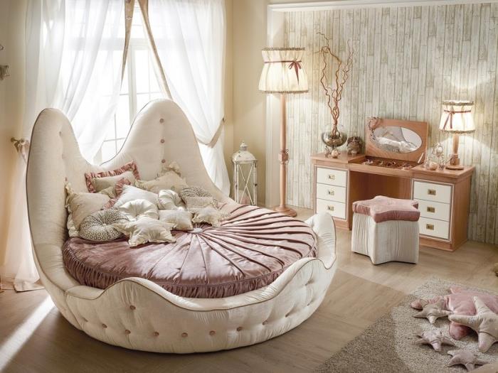 yuvarlak yatak ve vintage hafif ahşap mobilyalar, bej ve toz pembe dekorasyon ile romantik yatak odasında ekru rengi