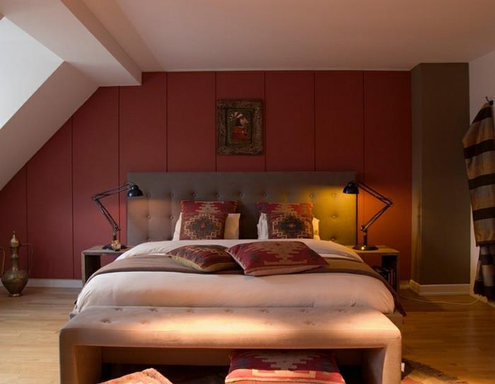 toz renklerde yatak odası, pembe çekyat, endüstriyel başucu lambaları, modern yetişkin yatak odası dekorasyonu