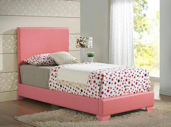 siva preproga, lososova roza postelja, siva stena, beli posteljni komplet z več barvami, bele zavese, lahek parket, dekoracija spalnice za deklice