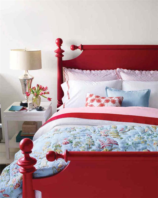 Miegamojo pertvarkymo idėja, raudonos lovos baldų pertvarkymas suteikia naujam gyvenimui panaudotus baldus