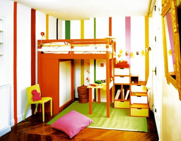 dvignjene postelje v otroški sobi v svežih barvah