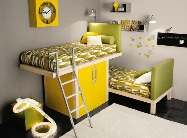 dvignjena postelja-nad-rumeno-omara