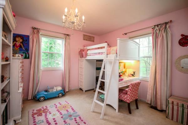 dvignjena postelja-bela-postelja-v-roza-otroški sobi