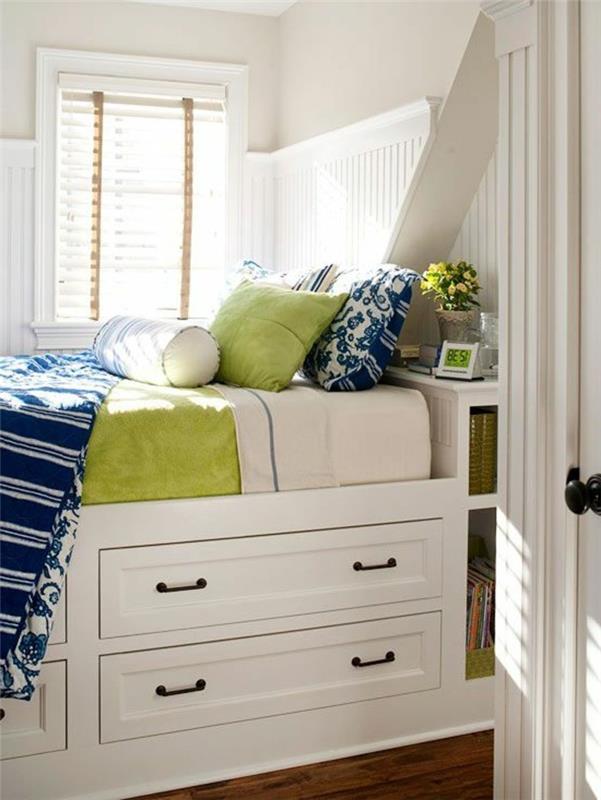 Ikea-predalnik-postelja-poceni-in-parket-tla-bež-stene-majhno-okno-z-veliko svetlobe