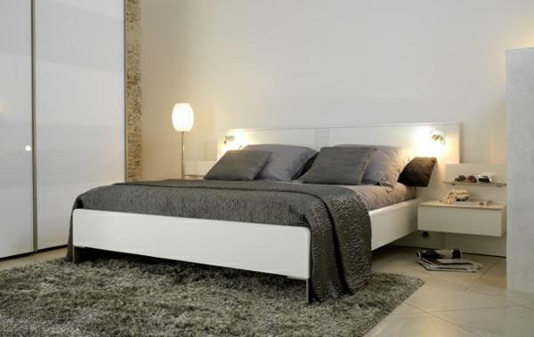 enojne postelje in dekoracija preproste in elegantne spalnice