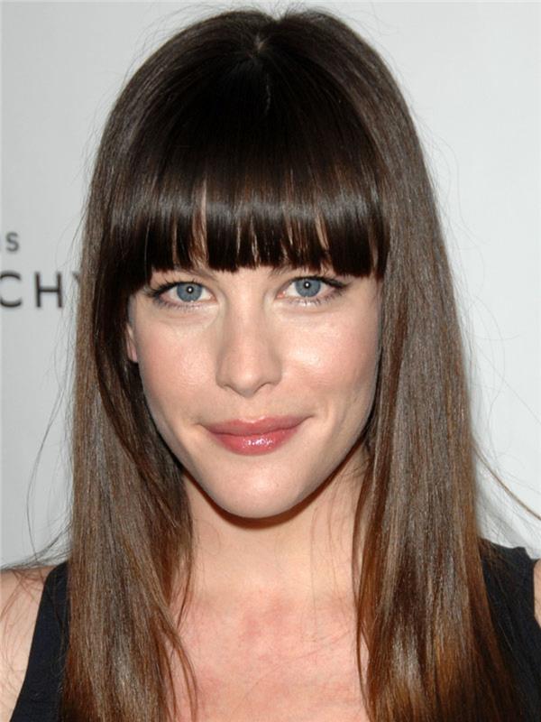 liv tyler, podolgovata strižna frizura, ravni lasje do ramen, šiška, ideja, kako izbrati pričesko, črna obleka, modre oči