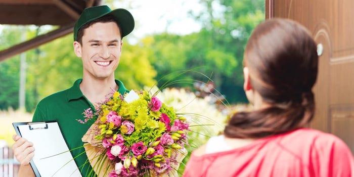 Net ir nuotoliniu būdu siūlyti gėlių puokštę galima pristatymo paslaugų dėka