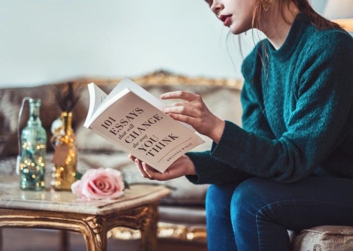 kız hediye fikri, romantik kadın için kitap seçimi, altın objeler ve aksesuarlarla göz alıcı dekor örneği