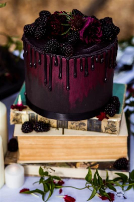 Güzel 30. doğum günü pastası, kolay doğum günü pastası fikri, tatlı ezme kitaplarıyla güzel romantik pasta görüntüsü