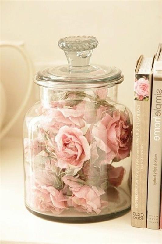 knygos-puodas-su-gėlėmis-rožė-lede