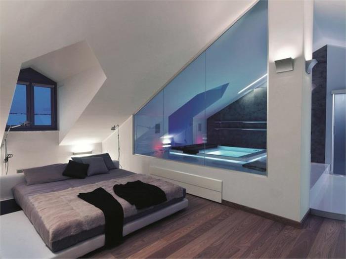 yatak odası ve jakuzi, eğimli yerleşim, geniş alçak yatak, ahşap zemin, küçük pencere