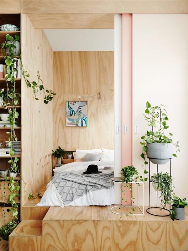 Yatak odasına giden ahşap merdivenler, ayrı köşeleri olan çatı katı, kirletici bitkiler, modern ev bitkisi