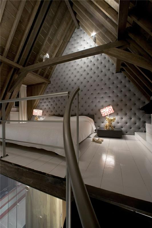 çatı katı, güzel duvar kaplamalı yatak odası, beyaz boyalı tahta zemin