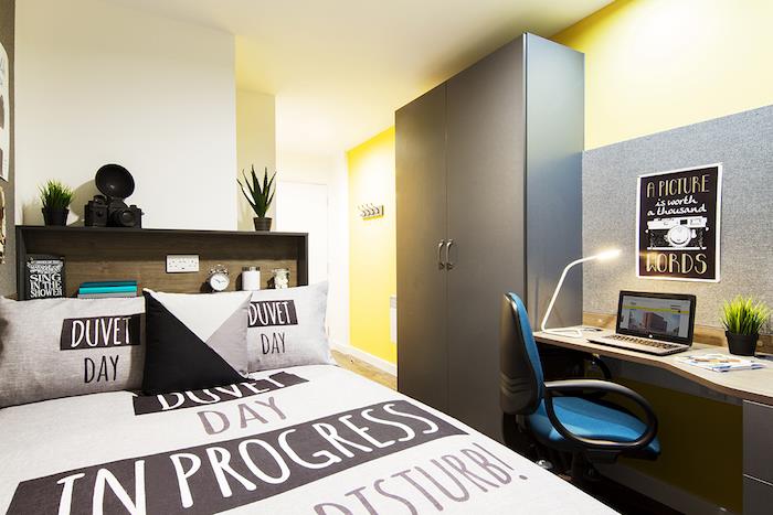 fotografija spalnice in študentske namestitve majhne in skrbno opremljene s spletnim nakupom pohištva